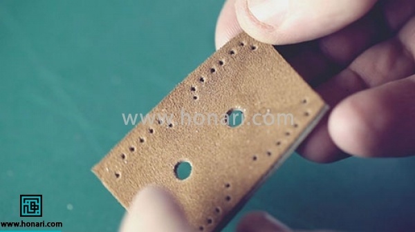 نتیجه ی کار به این صورت در اومده تا اینجا و کاور چرمی ما آماده ی دوخت هست. 