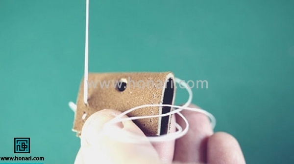 با استفاده از نخ موم زده شروع به دوختن دور کار میکنیم 