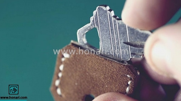 از این قسمتسر کلید رو داخل کاور چرمیقرار می دیم. 