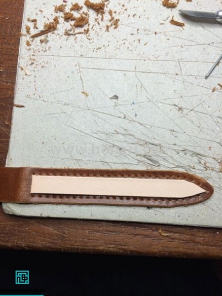 حال نوار را باز کرده و داخل آن جورابگیر قرار میدهیم . دقت کنید عرض جورابگیر هم اندازه فاصله بین سوراخ ها باشد (کوچکتر از عرض چرم)