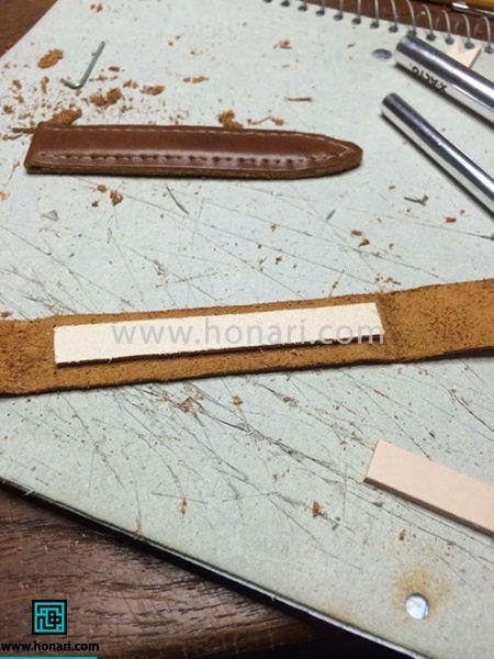 برای نوار دیگر نیز مانند قبل آستر جورابگیر را برش زده و در جای خود قرار میدهیم. دقت کنید که برای این قسمت زمانی که بند را تا میکنیم باید یک سمت کمی بلند تر باشد