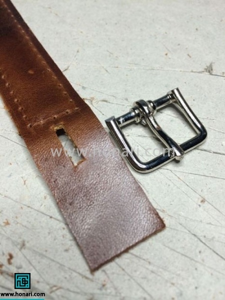 قسمت اضافه ای که برای یک سمت از بند قرار داده بودیم را مانند تصویر برای عبور سگک برش میزنیم 