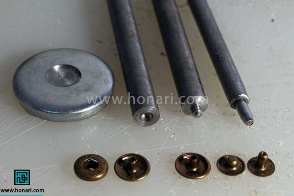 یکی از کاربرد ترین آموزش های مورد نیاز چرم دوزی نحوه نصب دکمه چهارپارچه هست که الان باهم نحوه اتصالش رو خوب یاد میگریم ابزار مورد نیاز شامل پرچ کن سه تیکه و دکمه چهارپارچه را آماده کنید 