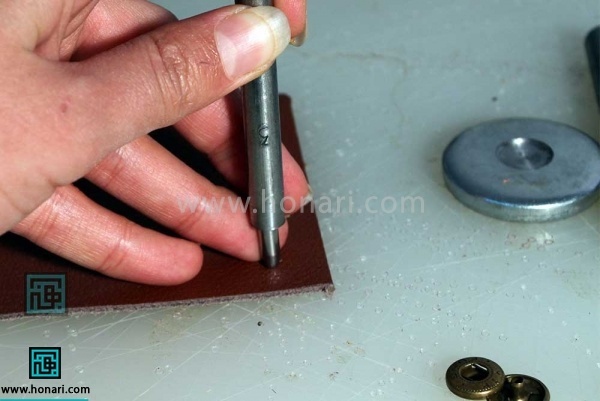 محلی را که قرار است دکمه چهار پارچه روی چرم نصب شود را با سمبه ی 3 سوراخ کنید 