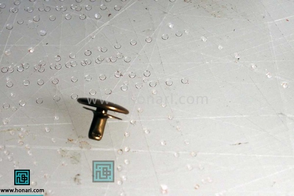 اموزش نصب دکمه ی چهار پارچه در چرم دوزی -مرحله 4 دو جزء اول را طبق تصویربهم وصل کنید