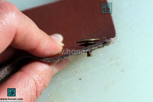 اموزش نصب دکمه ی چهار پارچه در چرم دوزی -مرحله 5 دو جزء را مانند تصویر به چرم وصل کنید