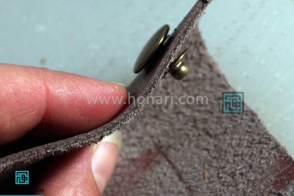 اموزش نصب دکمه ی چهار پارچه در چرم دوزی -مرحله 6 جزء سوم را طبق تصویر در قسمت داخلی چرم به دو جزء پیشین متصل کنید.