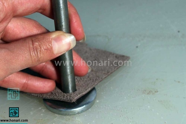 و با مشته چند ضربه ی به آن وارد کنید و اجزاء دکمه را در محل ثابت کنید