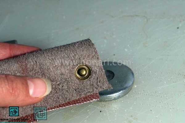 اموزش نصب دکمه ی چهار پارچه در چرم دوزی -مرحله 12 از داخل چرم به این صورت دیده شود