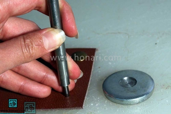 اموزش نصب دکمه ی چهار پارچه در چرم دوزی -مرحله 13 برای قسمت دوم دکمه دوباره با سمبه ی 3 محل دکمه را سوراخ کنید