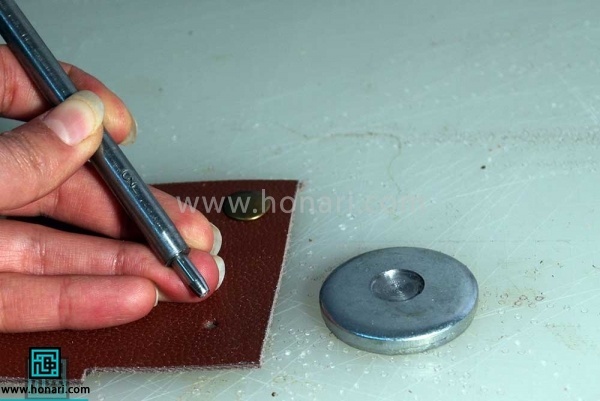 اموزش نصب دکمه ی چهار پارچه در چرم دوزی -مرحله 14