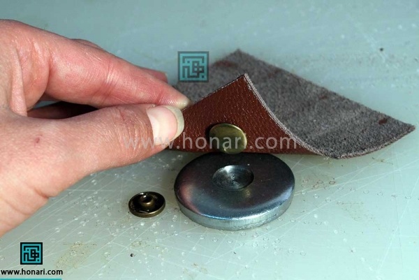 جزء اول را طبق تصویر به چرم متصل کنید