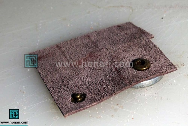 اموزش نصب دکمه ی چهار پارچه در چرم دوزی -مرحله 16 جزء دوم را از قسمت پرزدار به جز اول متصل کنید