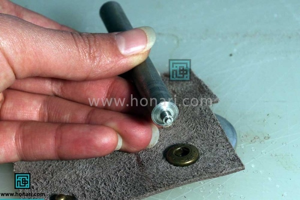 با استفاده از ابزاری که دارای برجستگی است