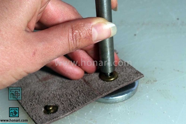 اموزش نصب دکمه ی چهار پارچه در چرم دوزی -مرحله 18 دو جزءرا بهم ثابت کنید