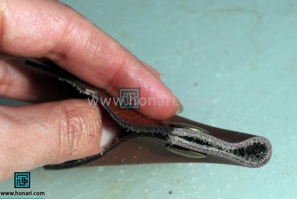 کار را در مرحله ی نهایی مشاهده می کنید. امیدوارم که خوب یادگرفته باشید شما میتونید کلیه ابزار و وسایل چرم دوزی ، انواع چرم و .... را از سایت آرین لوتوس تهیه نمایید. 