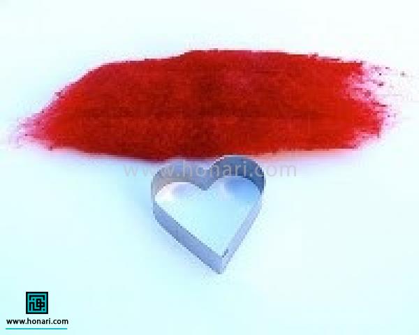 مواد و ابزار اولیه مورد نیاز : الیاف طبیعی کچه دوزی ، روبان ساتن ، فرچه کچه دوزی، سوزن کچه دوزی سه برابر حجم قالب شیرینی قلب الیاف کچه دوزی به رنگ دلخواه برداشته که ما رنگ قرمز را انتخاب کردیم . 