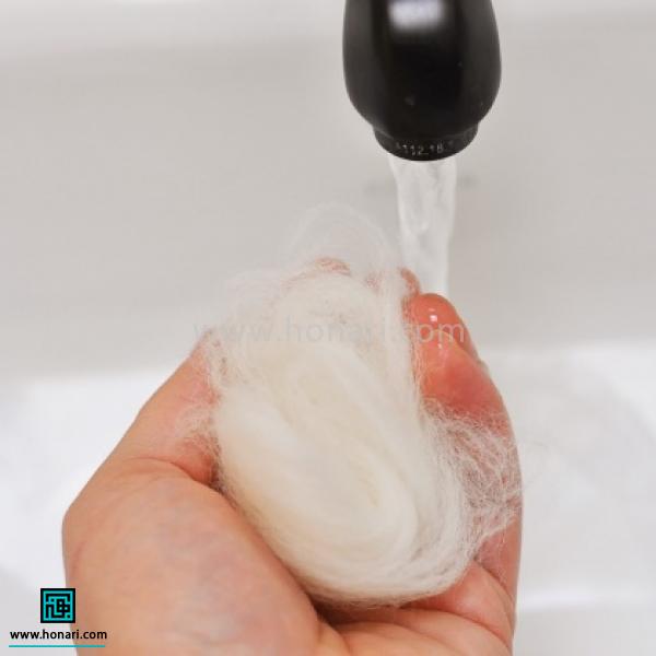 مقداری از الیاف طبیعی مد نظرتان را آزادانه در کف دست بگیرید 