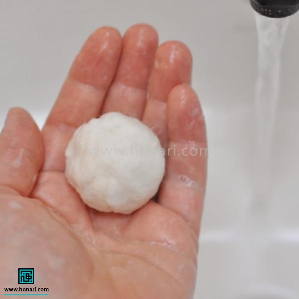 سپس بین دو کف دست شروع کنید به شکل دادن آن تا به شکل توپک در بیاید( مثل زمانی که خمیر را در کف دست بصورت توپ در می آورید)