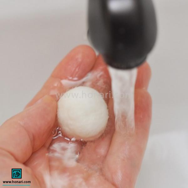 به رول کردن بین دو دست ادامه دهید، همچنین می توانید در صورت تمایل با زیر آب گرم و سرد بردن الیاف به آن شوک بدهید