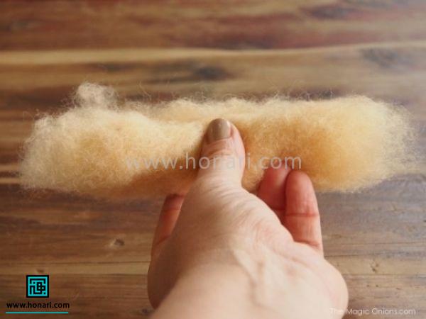 آموزش ساخت عروسک خرگوش با الیاف کچه دوزی-مرحله 1 الیاف کچه دوزی به رنگ کرم را بصورت مارپیچ تاب می دهید.