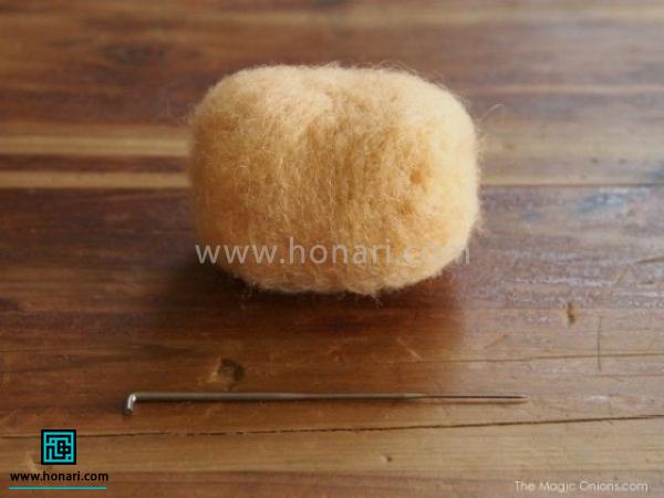 آموزش ساخت عروسک خرگوش با الیاف کچه دوزی-مرحله 3 الیاف تاب داده شده را رول کنید و سوزن زنی کنید تا بصورت یک استوانه در بیاید