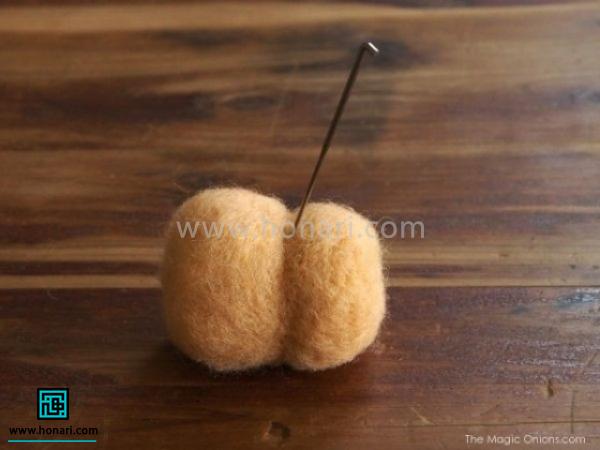 آموزش ساخت عروسک خرگوش با الیاف کچه دوزی-مرحله 4 از یک سوم این استوانه شروع به سوزن زنی می کنید تا سر شکل بگیرد