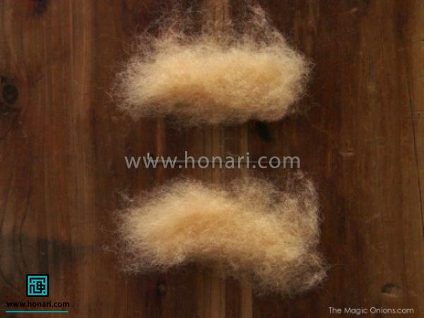 برای گوش ها دو تکه هم اندازه طول انگشت از الیاف را برداشته 