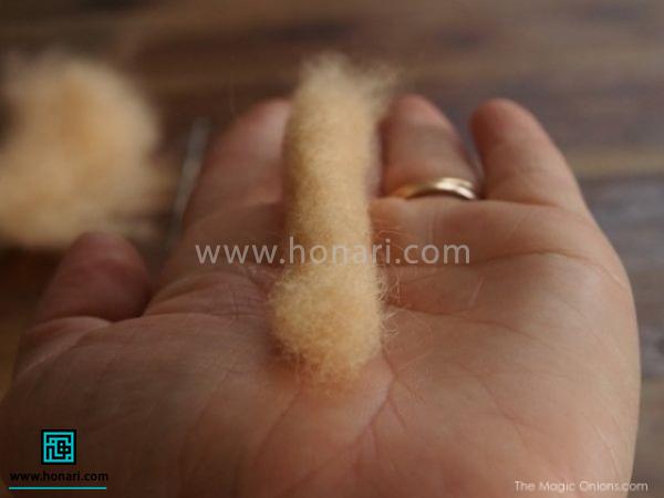 آموزش ساخت عروسک خرگوش با الیاف کچه دوزی-مرحله 6 بین دو کف دست تاب می دهید تا به شکل استوانه های باریک ماری شکل دربیاید