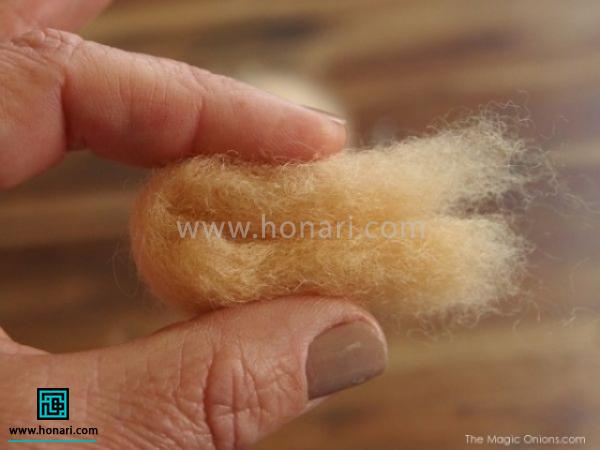 به شکل U از وسط تا می زنید و بین انگشت اشاره و شست می گیرید