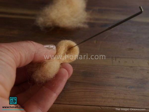 با استفاده از سوزن یک فرورفتگی کوچک روی گوش ایجادمی کنید