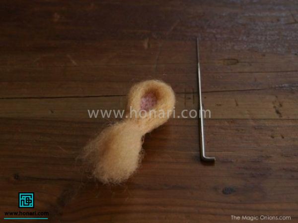 فرو رفتگی ایجاد کرده را با الیاف صورتی پر می کنی