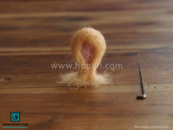 الیاف اضافی انتهای گوش را جدا می کنید تا کوتاه شود