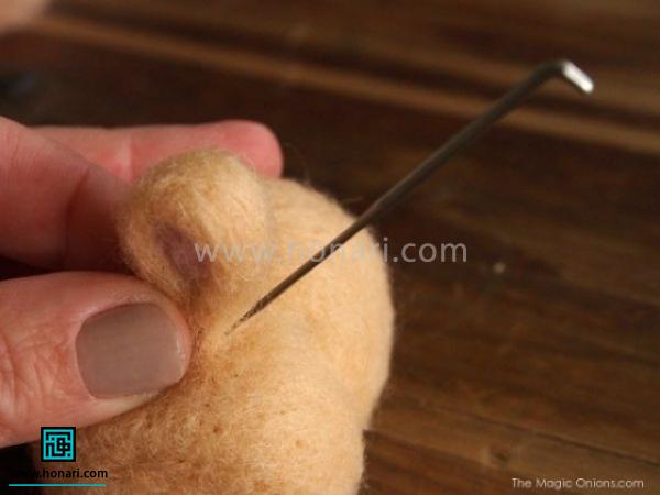 گوش ها را بر روی سر قرار داده و با سوزن زدن روی سر محکم می کنید