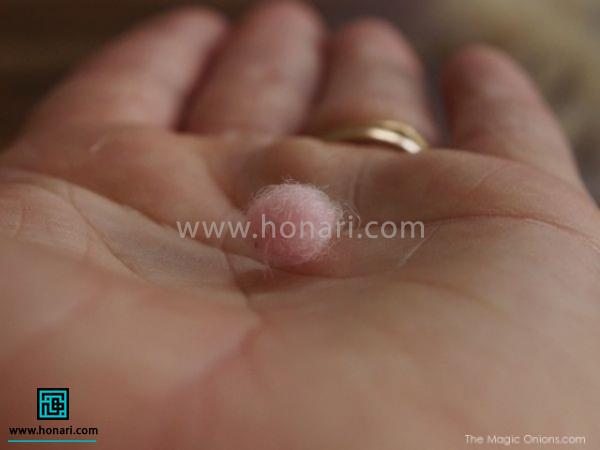 برای بینی،مقدار کمی از الیاف صورتی را برداشته در دست بصورت گرد درآورده و در محل قرار گیری بینی گذاشته، با سوزن زدن محکم می کنید