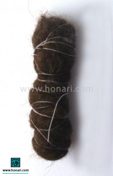 مواد و ابزار اولیه مورد نیاز: الیاف طبیعی کچه دوزی ، سوزن کچه دوزی ، فرچه کچه دوزی برای تشکیل شکل پایه ای عروسک مقداری از الیاف کچه دوزی مد نظر را برداشته،( پشم قهوه ای را را پایه قرار داده)،دور آن را مفتول می پیچیم تا محکم شود . 