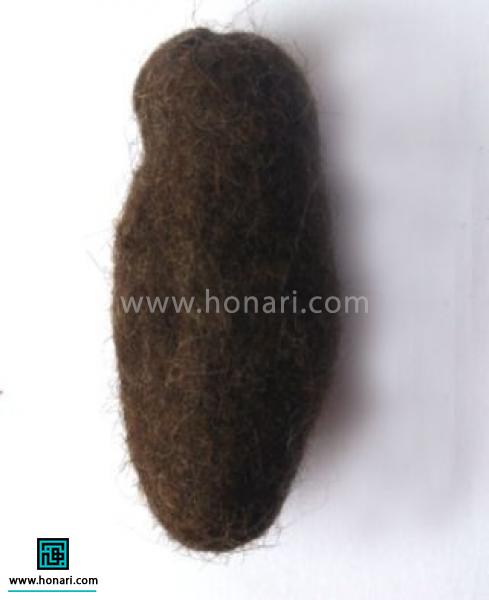 لایه ای دیگر از پشم قهوه ای برداشته و روی مفتول ها را می پوشانیم.با سوزن آن را محکم می کنید. 