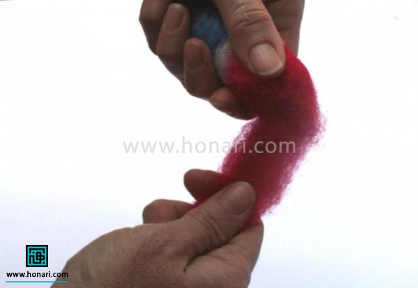 قسمت قرمز رنگ را به سمت بالا و برای تشکیل کلاه با الیاف ادامه می دهید.