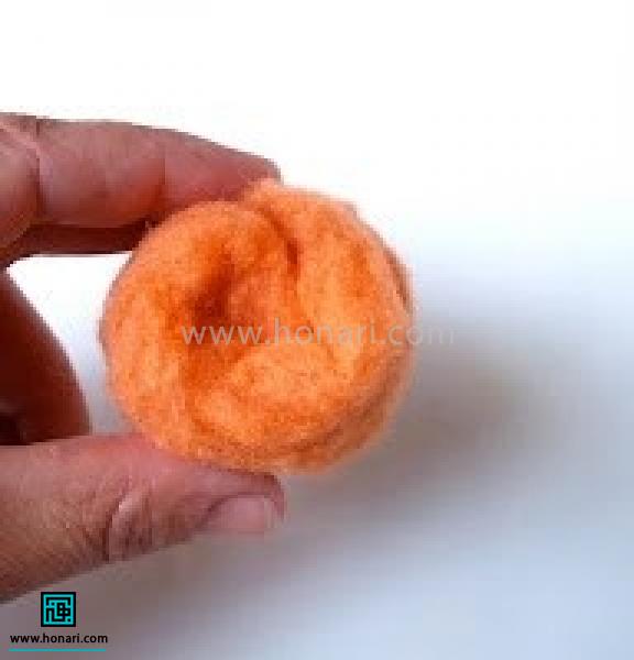 به اندازه طول دست الیاف کچه دوزی به رنگ نارنجی برداشته الیاف را بین دو دست رول کنید. 
