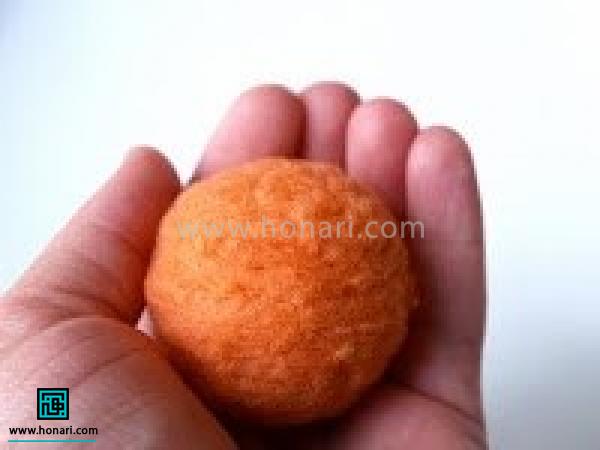  وقتی رول ثابت شد بر روی فوم قرار داده و دورتا دور آن را سوزن زنی کنید. یک لایه الیاف از درون رول بیرون کشیده و روی رول ها را بپوشاند و با سوزن زنی توپکی صاف و یکنواخت بدست می آید