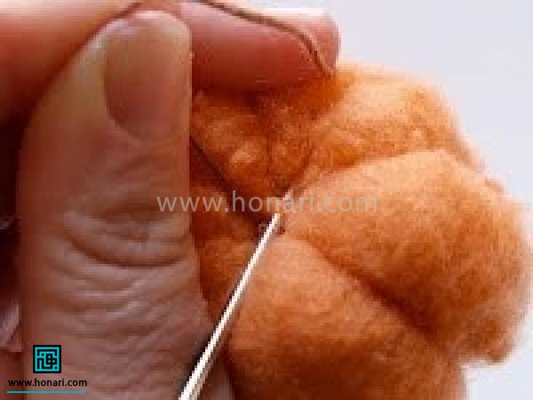 و با فاصله های مشخص مطابق عکس سوزن را به داخل توپک وارد و از سمت دیگر خارج کنید ( دور تا دور توپک این کار را ادامه دهید) 