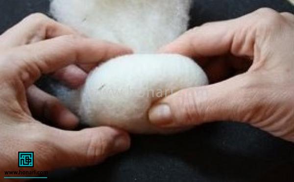 همانطور که لبه ها ی ابتدایی جمع هستند دوباره الیاف را رول می کنید