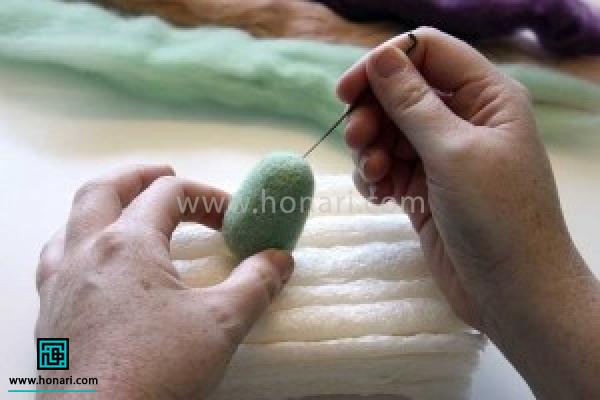 مواد و ابزار اولیه مورد نیاز: الیاف طبیعی کچه دوزی ، فرچه کچه دوزی ، سوزن کچه دوزی با الیاف آبی( یا سبز آبی) کچه دوزی بدن عروسک را طبق آموزش پیش نیاز درست کرده . 