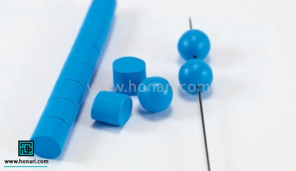 برای ساخت این مهره ها ابتدا استوانه ی خمیری به قطر 7 میلی متر می سازیم و با خط کش اون رو به واحد های هفت میلیمتری تقسیم می کنیم. بعد برش های کوچک استوانه رو به صورت گلوله های کوچک یک دستی در می آریم و سوزن بلندی رو از داخل اونها رد می کنیم. 