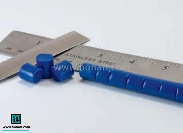 از هر سه رنگ خمیری که برای کار در نظر داریم یک استوانه به قطریک سانتی متر میسازیم و اون رو به قطعات یکسانتی متری برش می زنیم. بعد اون ها رو به صورتگلوله های کوچک شکل می دیم. 