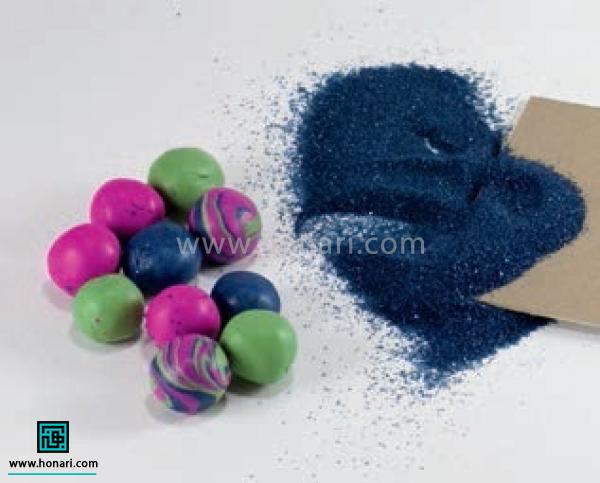 به این صورت مهره ها رو آماده می کنیم و روی سطحی از پودر اکلیل یا شن رنگی می غلطانیم. 