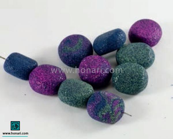 سوزن بلندی رو از داخل مهره ها عبور می دیم.