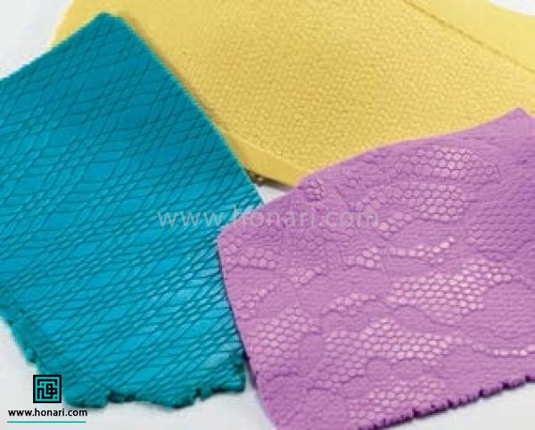 سطوح بافت دار روی خمیر میگذاریم و با وردنه روی اونها می کشیم تا بافت به سطح خمیر منتقل بشه به این صورت.