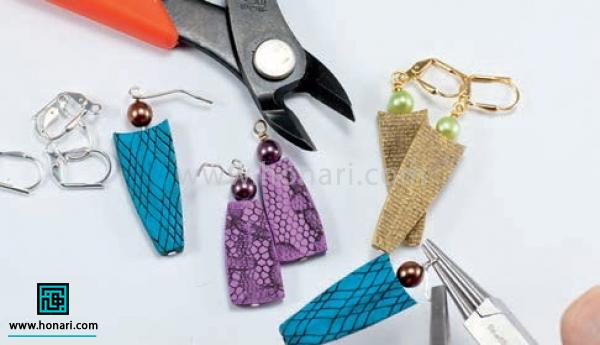 میخ ها رو از داخل سوراخ وسط کار رد می کنیم، یک مروارید رو هم بالای کار قرار می دیمو با استفاده از دم باریک سر اون ها رو گرد می کنیم و در پایان پایه گوشواره رو به حلقه وصل می کنیم. 