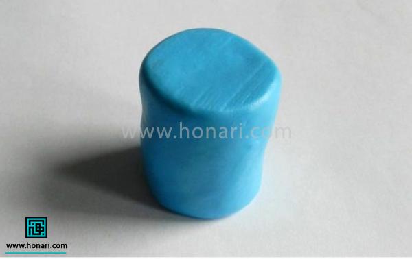 یک استوانه از خمیر فیمو آبی می سازیم. 